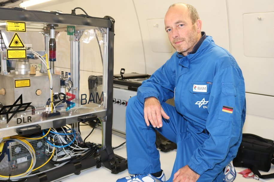 Prof. Jens G&uuml;nster an Bord des Airbus 310. In Experimenten wollen er und sein Team pulverbasierte additive Fertigung in der Schwerelosigkeit testen.