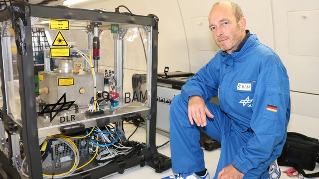 Prof. Jens G&uuml;nster an Bord des Airbus 310. In Experimenten wollen er und sein Team pulverbasierte additive Fertigung in der Schwerelosigkeit testen. Kachel Vorschau