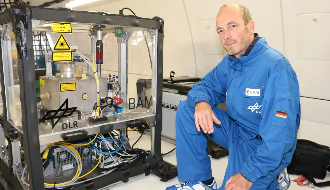 Prof. Jens G&uuml;nster an Bord des Airbus 310. In Experimenten wollen er und sein Team pulverbasierte additive Fertigung in der Schwerelosigkeit testen.