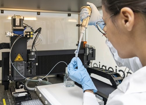 Eine Forscherin an einem modernen Forschungsger&auml;t zur Substanzanalyse. Kachel Vorschau