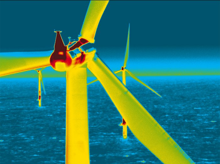 Thermogramm einer Windkraftanlage auf hoher See