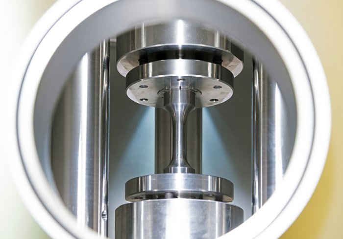 Bei der Hohlzugprobentechnik wird eine Metallprobe gleichzeitig Wasserstoff und mechanischer Belastung ausgesetzt. Das Prüfverfahren ist deutlich unaufwendiger als bisherige Methoden. 