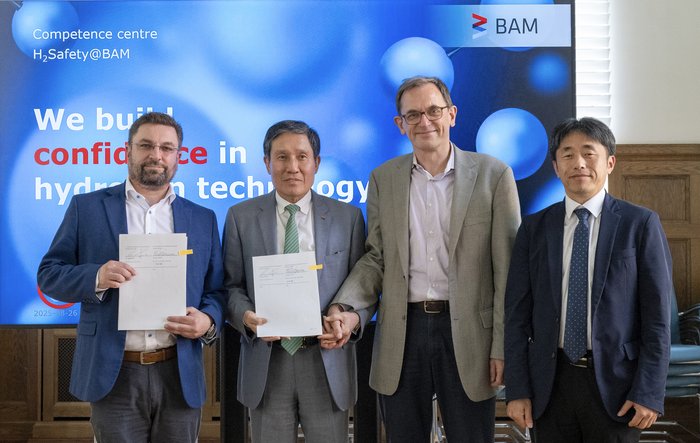 Dr. Frank Wille (BAM), Prof. Dr. Park Sun Kyu (KICT), Dr. Andreas Rogge (BAM), Dr. Kim Gang Suk (KICT) (v.l.n.r.).