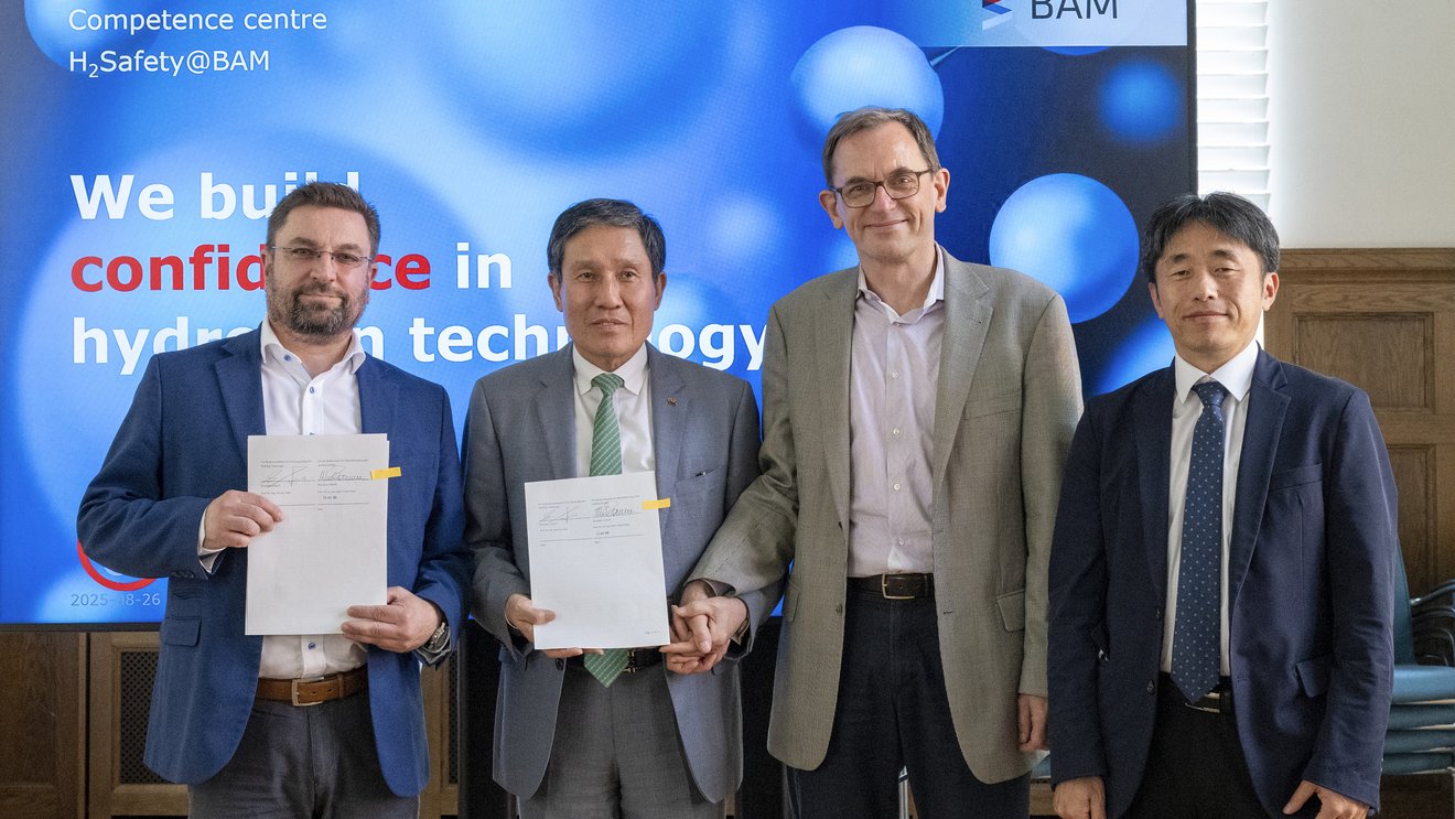 Dr. Frank Wille (BAM), Prof. Dr. Park Sun Kyu (KICT), Dr. Andreas Rogge (BAM), Dr. Kim Gang Suk (KICT) (v.l.n.r.).