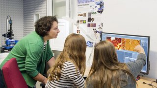 &hellip; Nina Wurzler and Dr. Julia Witt examine different surfaces with Dr.-Ing. &Ouml;zlem &Ouml;zcan. Which surfaces attract more bacteria? Tile preview