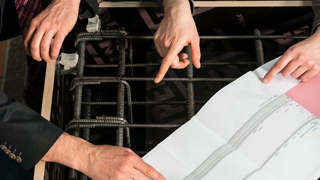 F&uuml;r die Br&uuml;ckentests wird ein &bdquo;Referenzk&ouml;rper&ldquo; aus Beton und Stahlbewehrung gebaut. Hier eine erste Materialprobe. Kachel Vorschau