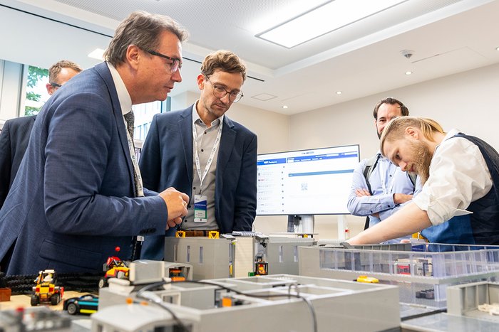 Dr. Tim Schulze (BMWK, Mitte) und Niko D'Agostino (Battery Pass Project, links) am BMWK-gef&ouml;rderten Batteriepass-Demonstrator
