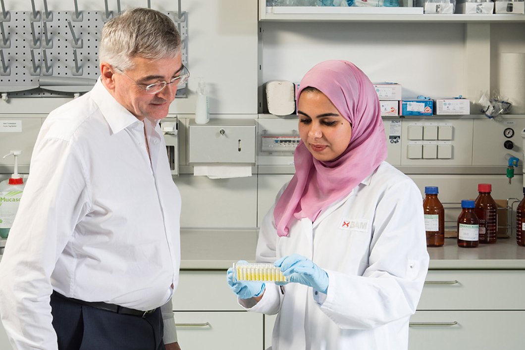 Dr. Rudolf Schneider&lsquo;s and Nahla Abdel Shafi&lsquo;s laboratory investigations rely on a proven test system using antibodies, i.e. immunoassays. Tile preview