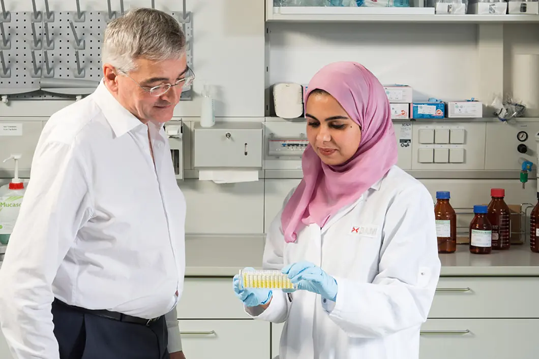 Im Labor greifen Dr. Rudolf Schneider und Nahla Abdelshafi bei ihren Untersuchungen auf ein bew&auml;hrtes Testsystem mit Antik&ouml;rpern, die Immunoassays, zur&uuml;ck.
