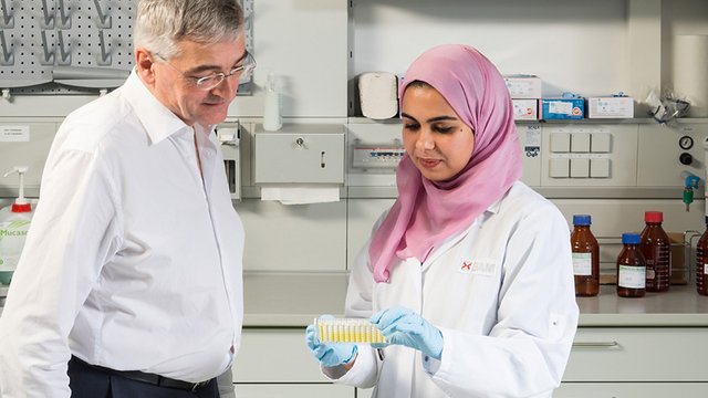 Im Labor greifen Dr. Rudolf Schneider und Nahla Abdelshafi bei ihren Untersuchungen auf ein bew&auml;hrtes Testsystem mit Antik&ouml;rpern, die Immunoassays, zur&uuml;ck. Kachel Vorschau