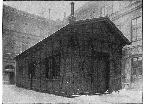 Schwarz-wei&szlig; Fotografie eines Schuppens auf einem Hinterhofgel&auml;nde. Kachel Vorschau