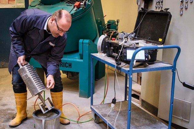 Dr. Wolfram Schmidt untersucht im Labor mit einem Rheometer die Flie&szlig;eigenschaften von Beton.