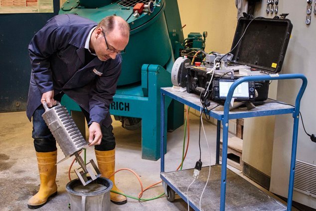 Dr. Wolfram Schmidt uses a rheometer in the lab to examine the flow properties of concrete.
