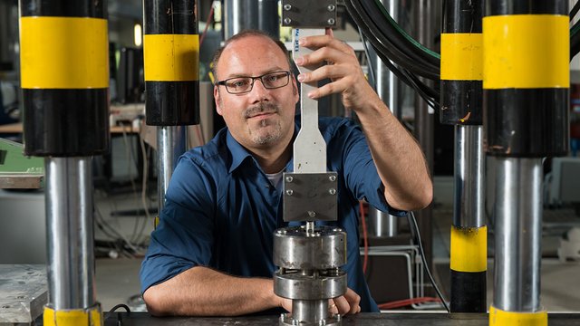 ... die im Anschluss mit schwerer Technik getestet wird. In solch einer Flachprobe k&ouml;nnen Sisal- oder Kokosfasern als Verst&auml;rkung stecken.   Kachel Vorschau