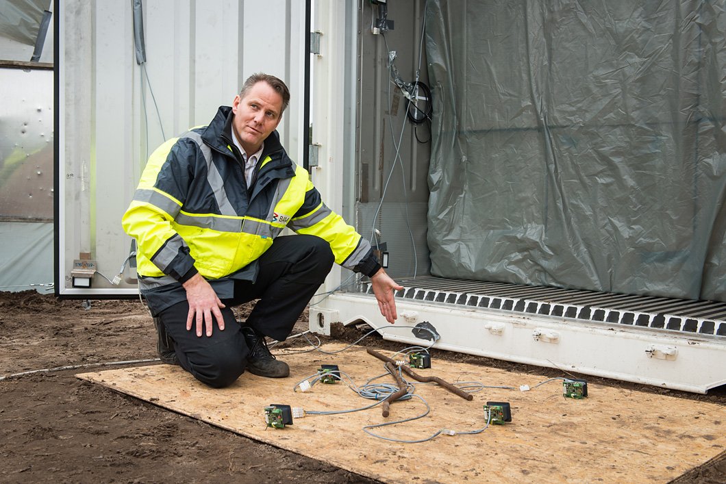 &hellip; and the gas leaving the container and its distribution is measured using sensors. Tile preview