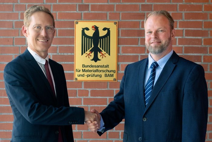 Dr. Bastian Kern (BMWE), Leiter Referat Rohstofffonds und Leichtbau, und Dr. Moritz Caspar Schlegel (BAM)