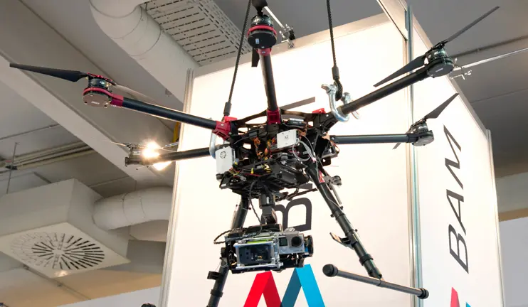 Der Prototyp eines Hexakopter, der mit Instrumenten zur Gassensorik ausgestattet ist. Er soll Rettungskr&auml;fte helfen, bei Unf&auml;llen m&ouml;gliche Gefahren durch austretendes Gas zu erkennen.