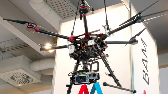 Der Prototyp eines Hexakopter, der mit Instrumenten zur Gassensorik ausgestattet ist. Er soll Rettungskr&auml;fte helfen, bei Unf&auml;llen m&ouml;gliche Gefahren durch austretendes Gas zu erkennen. Kachel Vorschau