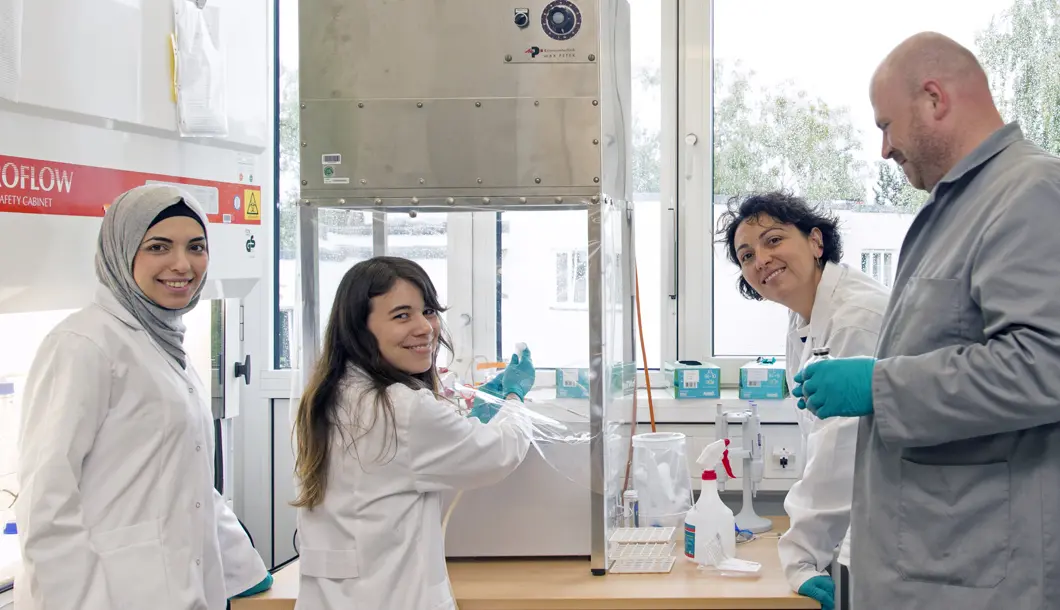 Korrosion unter der Lupe Das Team des Fachbereichs Grenzflächenprozesse und Korrosion bei der Probenentnahme des sogenannten Bioreaktors.