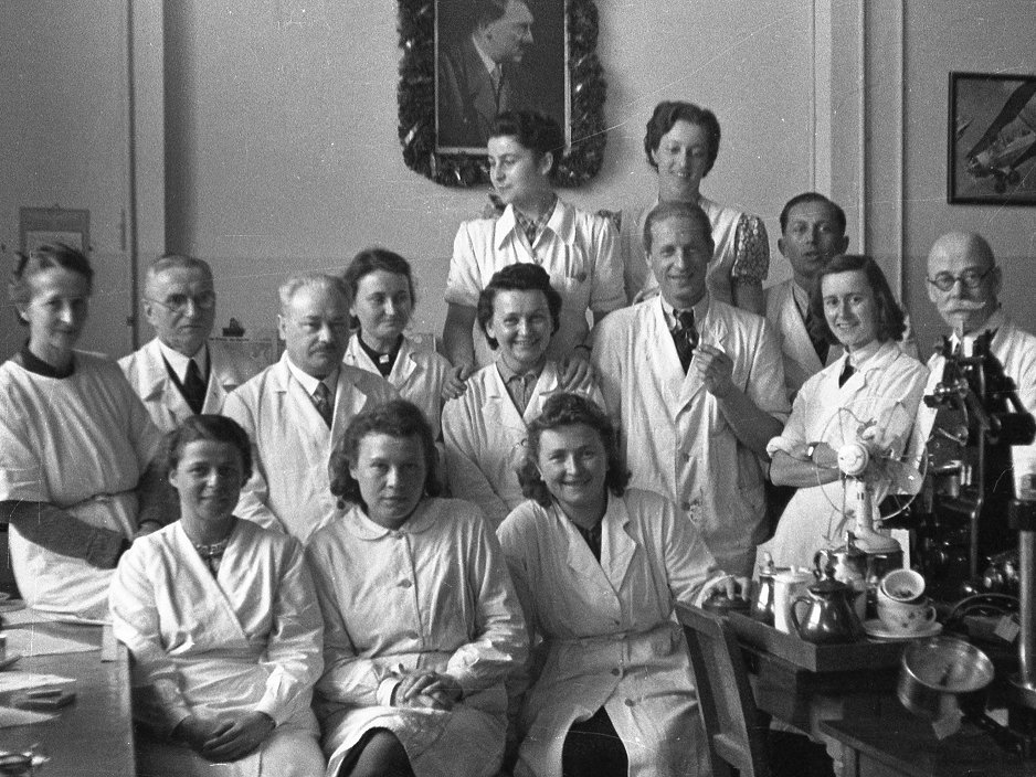 Mitarbeitende des Materialpr&uuml;fungsamtes auf einem Gruppenbild