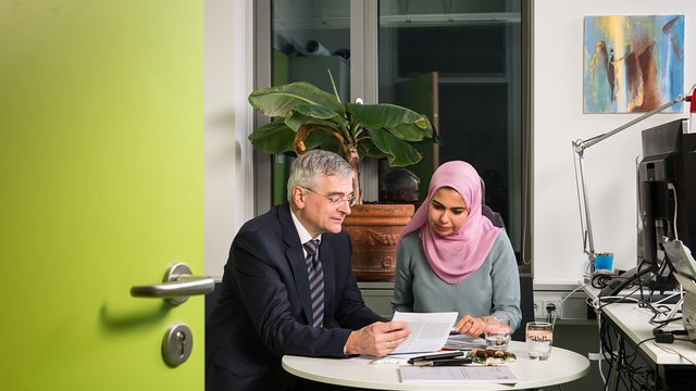 Ziel der Arbeit von Dr. Rudolf Schneider und Nahla Abdelshafi ist es, fl&auml;chendeckende Pr&uuml;fungen zu erm&ouml;glichen - mit Messstationen in kurzen Abst&auml;nden. Kachel Vorschau
