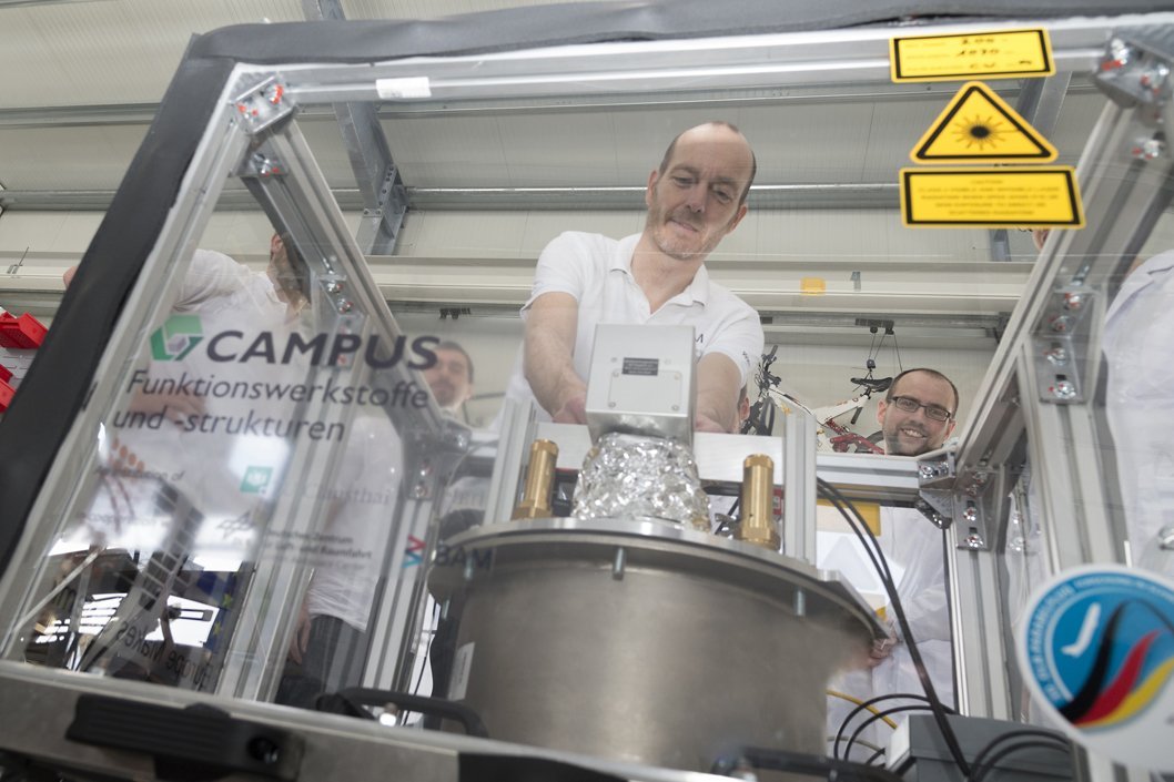 Das Team um Prof. Jens G&uuml;nster pr&uuml;ft die Strahlenschmelzanlage zur additiven Fertigung