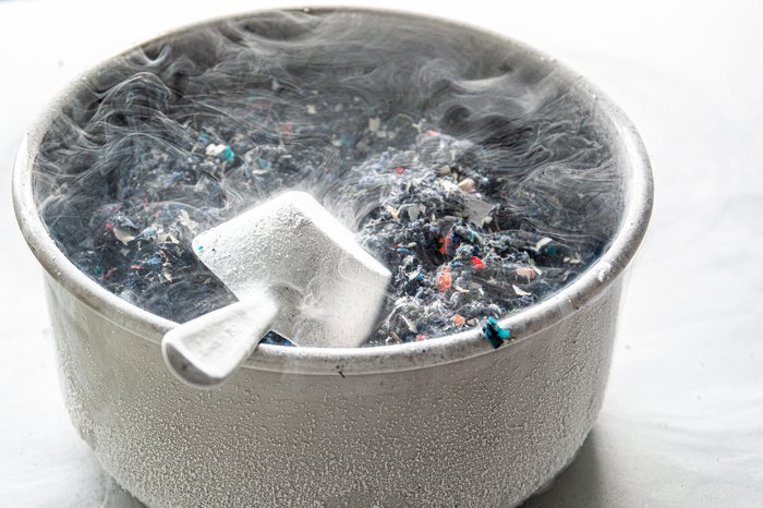Während des Herstellungsprozesses musste das Referenzmaterial mit flüssigem Stickstoff gekühlt werden, um ein Überhitzen der Mühle zu vermeiden.