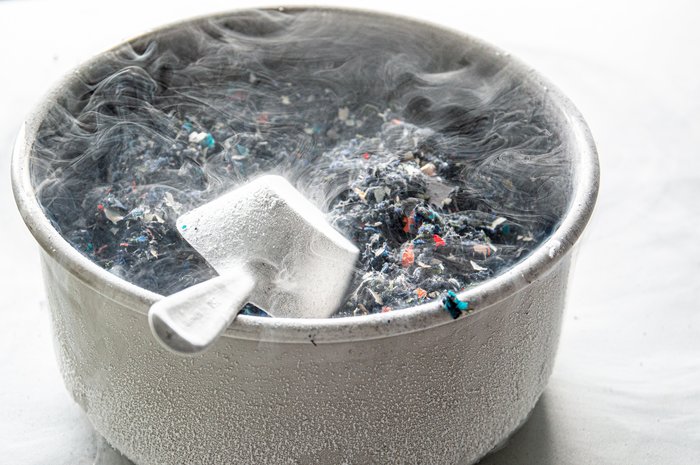 Während des Herstellungsprozesses musste das Referenzmaterial mit flüssigem Stickstoff gekühlt werden, um ein Überhitzen der Mühle zu vermeiden. 