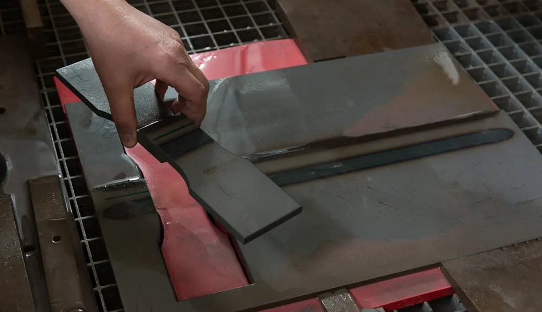 So sehen sie aus, die typischen knochenf&ouml;rmigen Metallst&uuml;cke, die Harald G&ouml;tsch mit der Wasserstrahlschneideanlage herstellt.