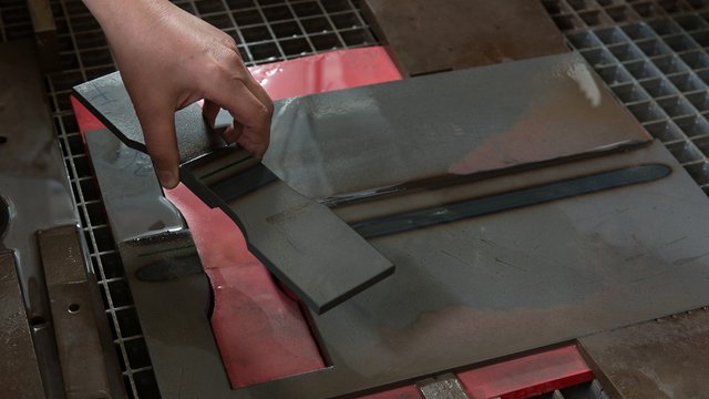 So sehen sie aus, die typischen knochenf&ouml;rmigen Metallst&uuml;cke, die Harald G&ouml;tsch mit der Wasserstrahlschneideanlage herstellt. Kachel Vorschau