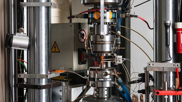 Viel Technik rund um die Probe ist notwendig, um detaillierte Ergebnisse zum Materialverhalten aufzuzeichnen. Kachel Vorschau
