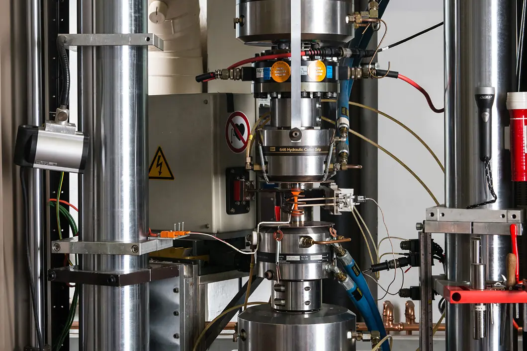 Viel Technik rund um die Probe ist notwendig, um detaillierte Ergebnisse zum Materialverhalten aufzuzeichnen.