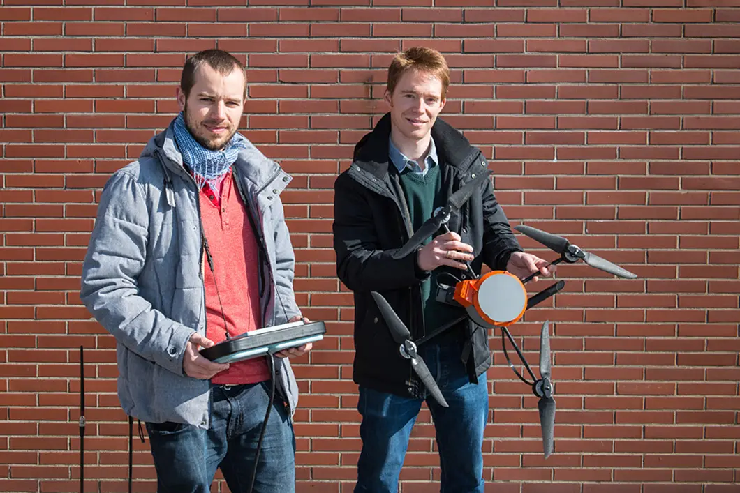 Im Vorbeiflug Seit 2008 tüfteln Dr.-Ing. Matthias Bartholmai und Dr. rer. nat. Patrick Neumann zusammen an den Einsatzmöglichkeiten von Sensoren an Quadrokoptern zur Lokalisierung von Gasquellen.