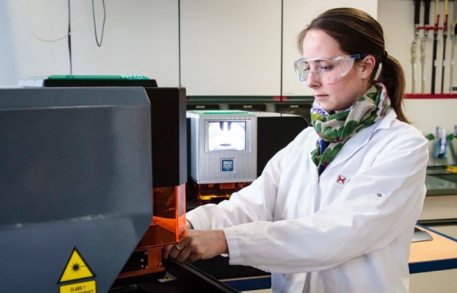 Dr. Larissa M&uuml;ller legt eine Zellprobe unter den Laser des Elementmikroskops.
