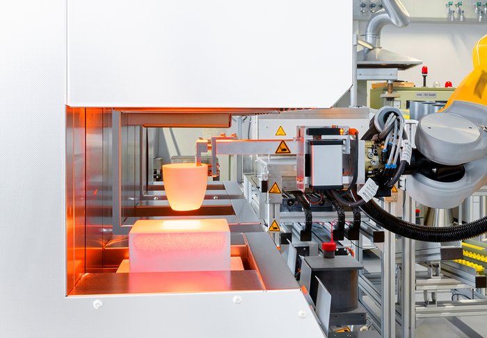 Robotergestützte Glasschmelzanlage 