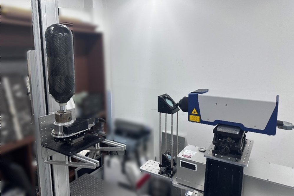 Composite pressure vessel during an investigation with pulse-echo ultrasonic propagation imaging