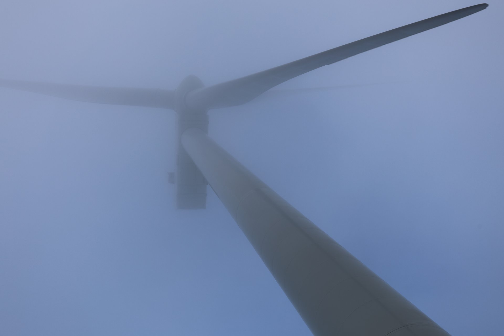 Eine Windanlage im Nebel