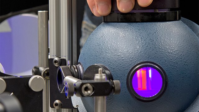 An experiment set-up with the Ulbricht sphere, mirrors and a light source. Tile preview