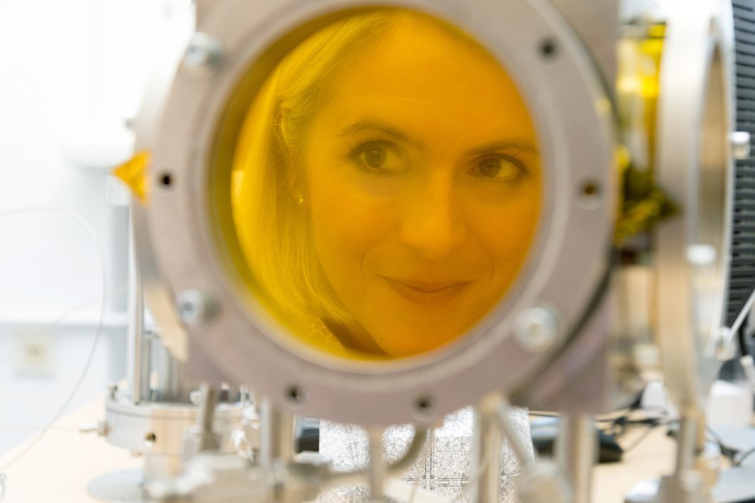 Prof. Dr. Christiane Stephan-Scherb looking through the "X-Cor II&rdquo; device 