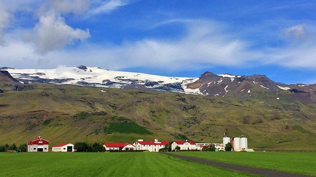 Nach dem Ausbruch wieder neu aufgebaut: ein Hof am Fu&szlig;e des Vulkans Eyjafjallaj&ouml;kull (Elena Klevakina) Kachel Vorschau
