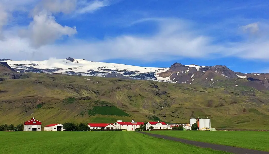 Nach dem Ausbruch wieder neu aufgebaut: ein Hof am Fu&szlig;e des Vulkans Eyjafjallaj&ouml;kull (Elena Klevakina)