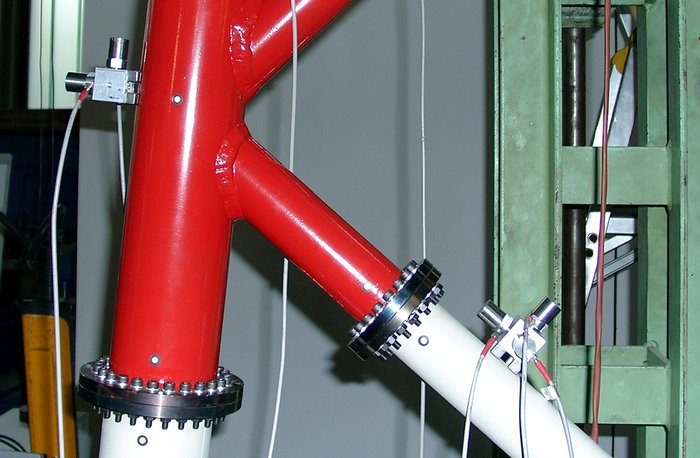Progressive damage of a steel frame at the bolted node detail 