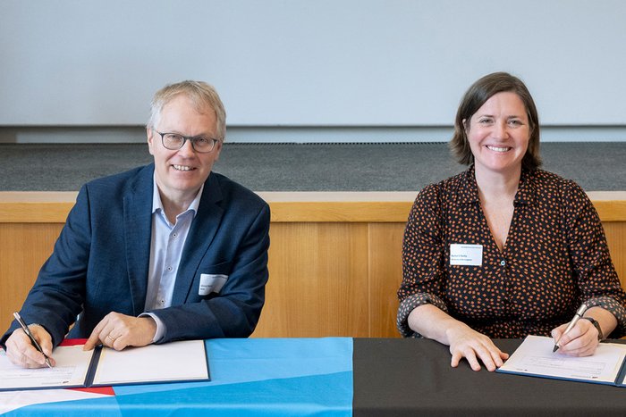 Prof. Dr. Ulrich Panne (BAM) und Prof. Rachel O'Reilly (UoB) bei der Unterzeichung des Memorandums. Prof. Dr. Ulrich Panne (BAM) und Prof. Rachel O'Reilly (UoB) bei der Unterzeichung des Memorandums.
