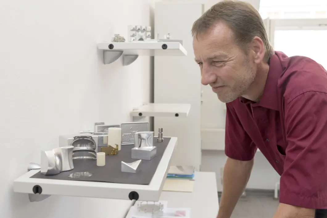 Martin Hollesch mit einer Auswahl an Musterbearbeitungen.