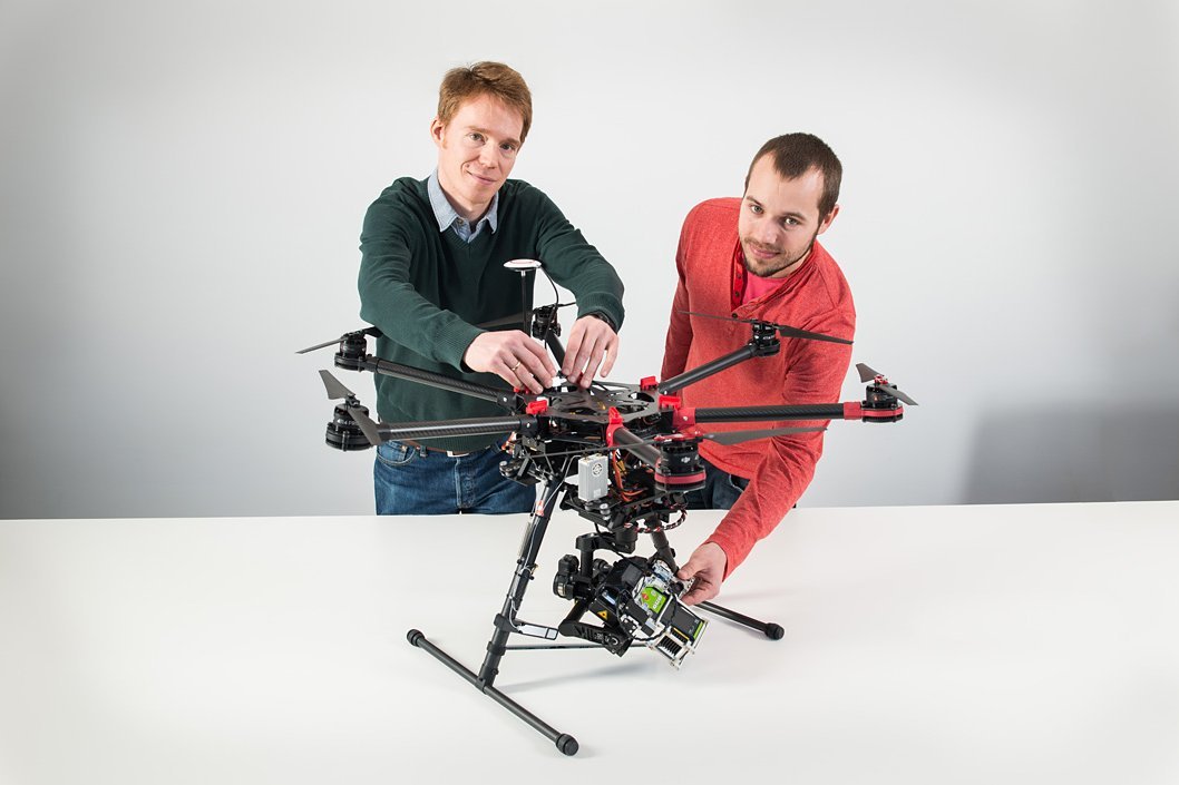 Dr.-Ing. Matthias Bartholmai und Dr. rer. nat. Patrick Neumann und ihr neuer Hexakopter mit integrierter Gassensorik.
