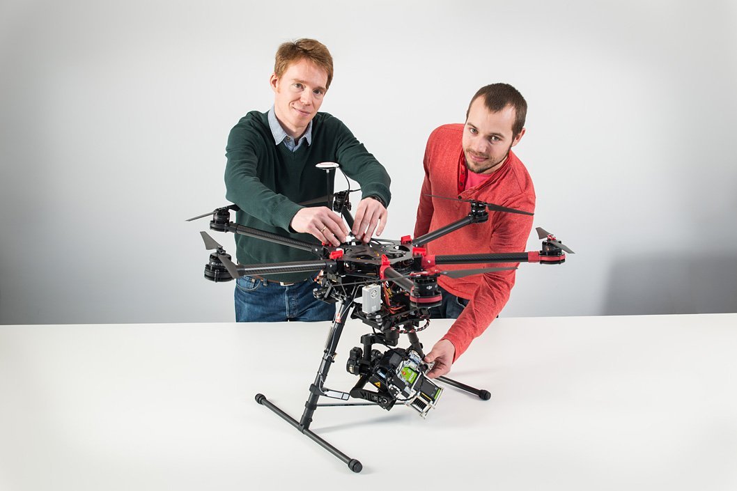 Dr.-Ing. Matthias Bartholmai and Dr. rer. nat. Patrick Neumann and their new hexacopter with integrated gas sensors.