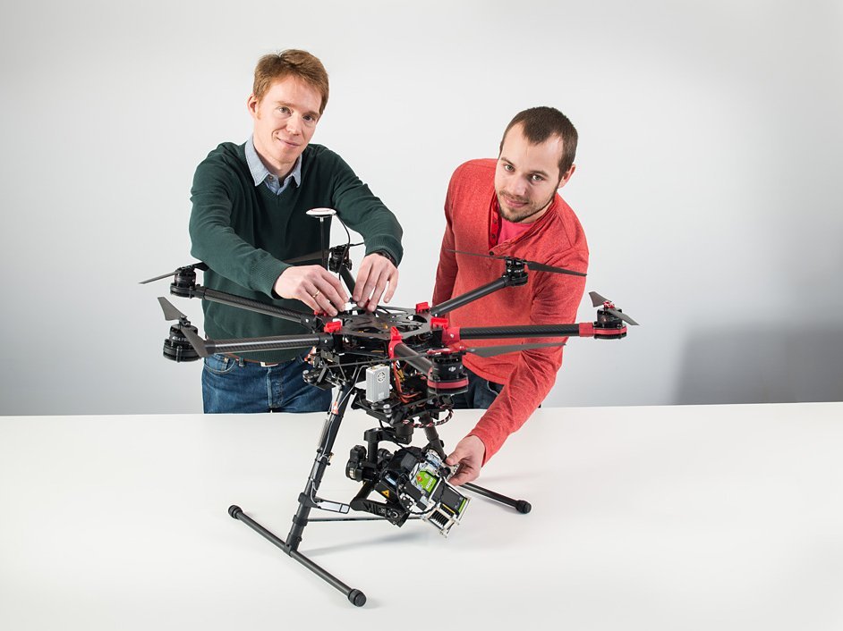 Dr.-Ing. Matthias Bartholmai and Dr. rer. nat. Patrick Neumann and their new hexacopter with integrated gas sensors.