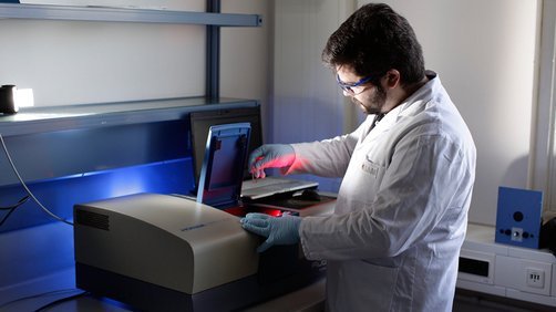 Dr. Jürgen Bartelmeß mit dem Fluoreszenz-Spektrometer zur Analyse von Proben: Die im Labor hergestellten Materialien werden in Gassensoren eingesetzt.