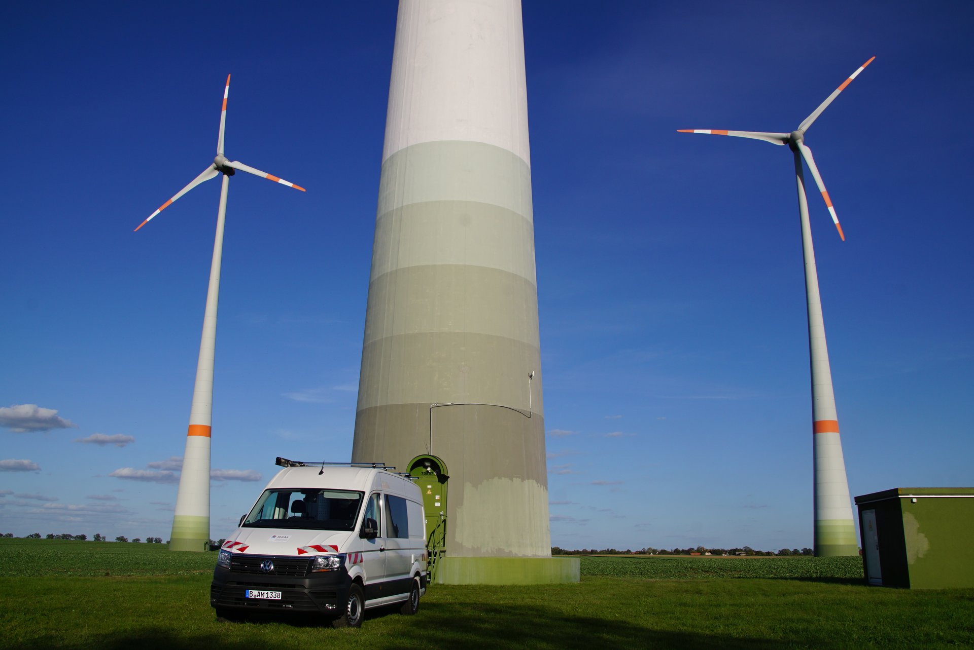 Zwei Windkraftanlagen und der Sockel einer weiteren Windkraftanlage