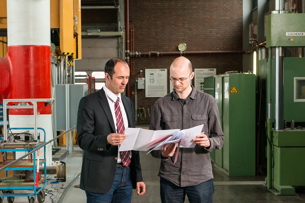 Preparatory work in the test halls in Berlin has made good progress. The next step will be made at Horstwalde, where the real thing will be built. Tile preview